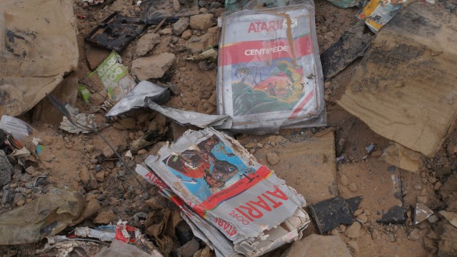 Φοβερές φωτογραφίες από τις κόπιες του E.T. στη χωματερή…